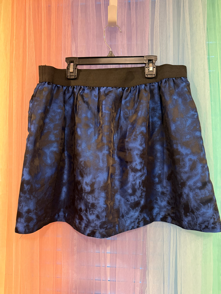 XXI size L label and inside waistband seam with loose threads