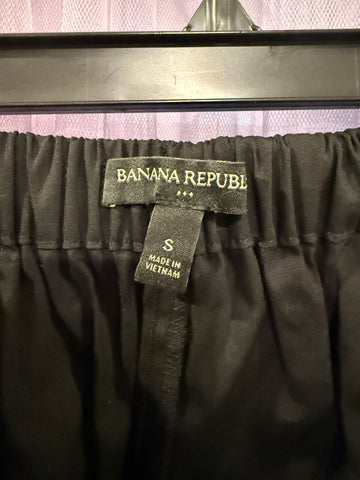 Banana Republic black button-front skirt with front pleats