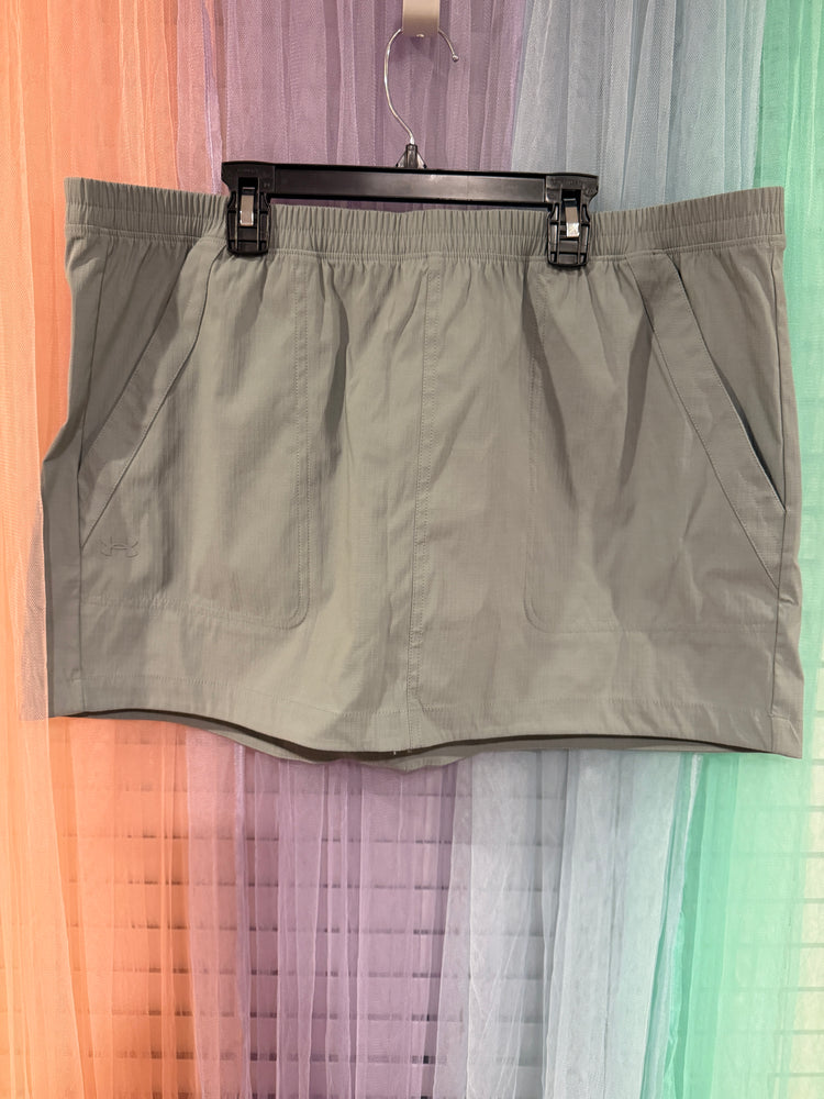 Pre-loved Under Armour gray athletic skirt with elastic waistband and angled front pockets