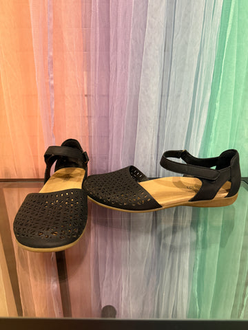 Pre-loved RIHERO black cutout ankle-strap flats with tan soles