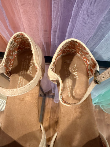 TOMS footbed branding and floral heel lining